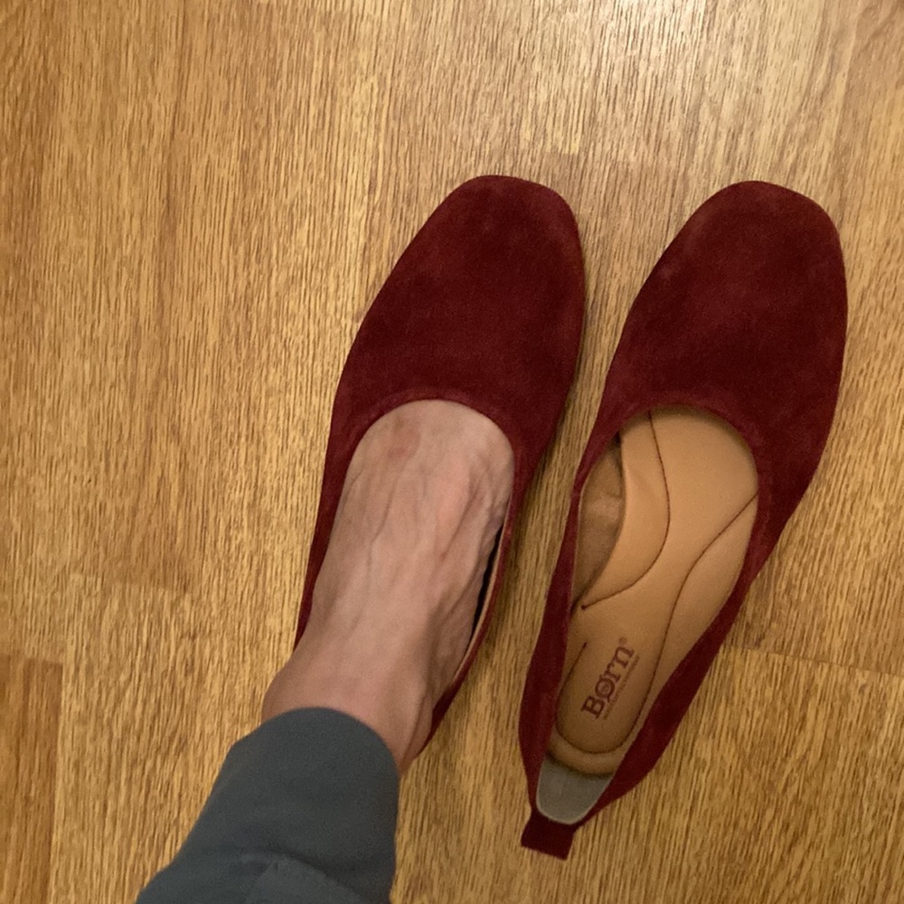 NWOT women’s 9 Born maroon suede glove flats